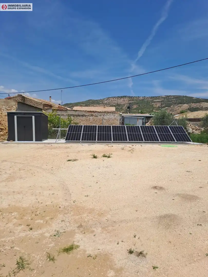 Vista exterior de Casa o xalet en venda en El Pinós / Pinoso amb Aire condicionat, Calefacció i Jardí privat