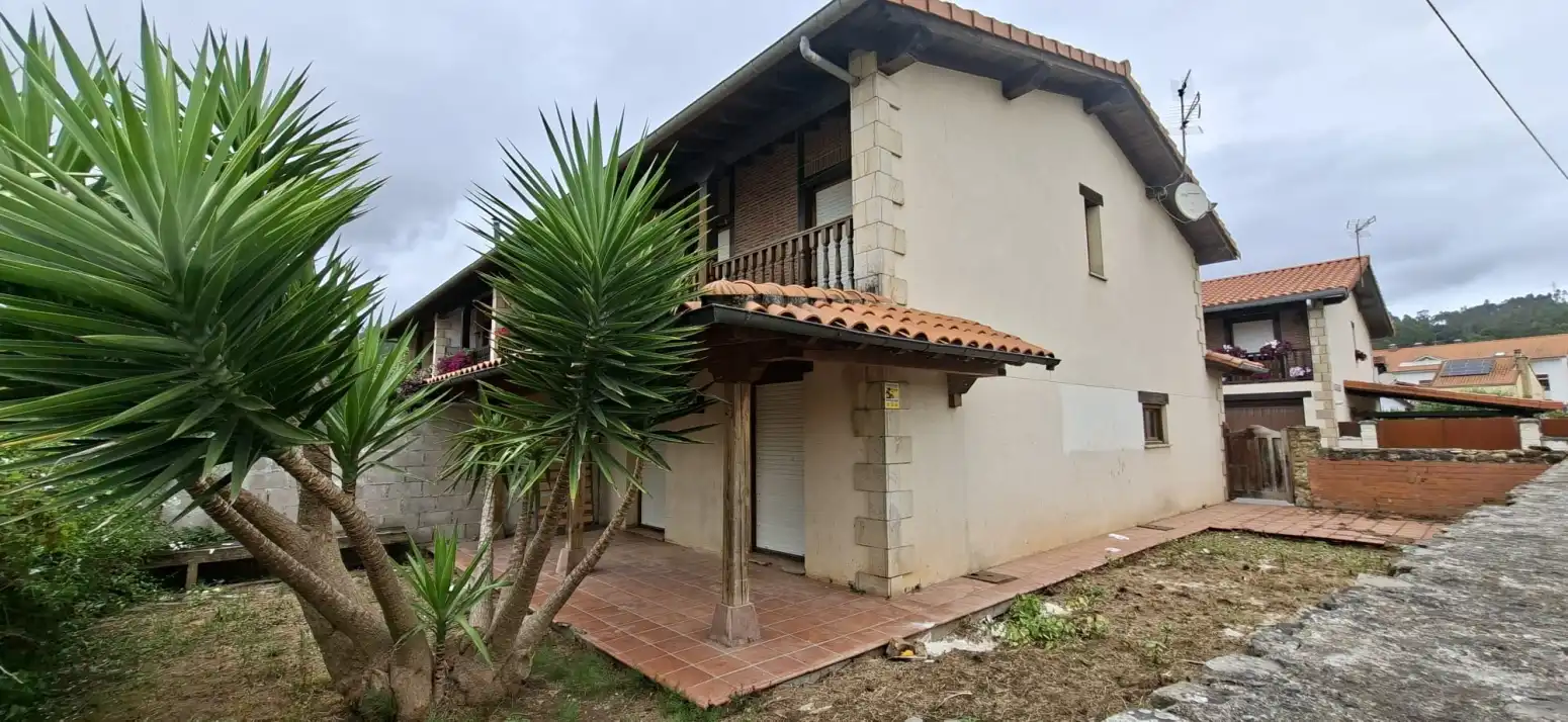 Vista exterior de Casa adosada en venda en Cabezón de la Sal amb Calefacció, Jardí privat i Parquet