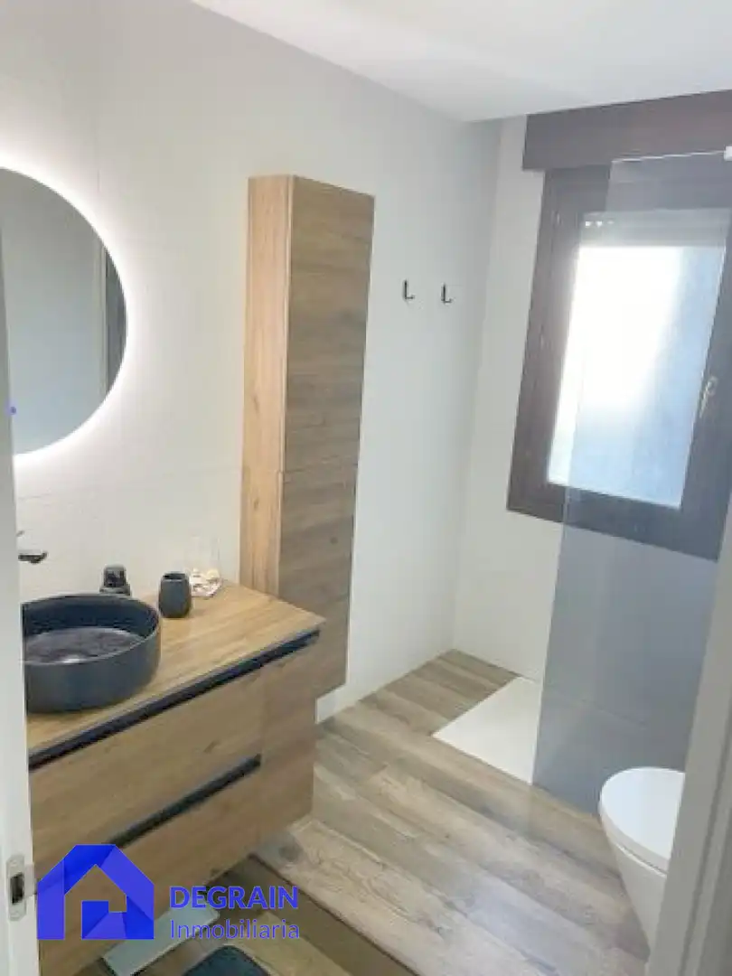 Badezimmer von Dachboden zur Miete in Oviedo  mit Heizung, Parkett und Terrasse