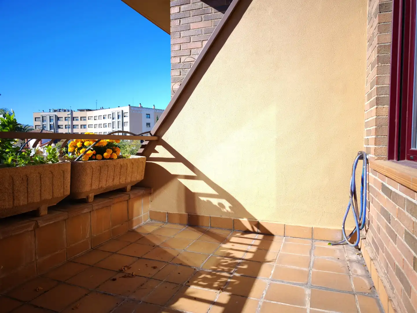 Terrassa de Casa o xalet en venda en  Logroño amb Calefacció, Parquet i Terrassa