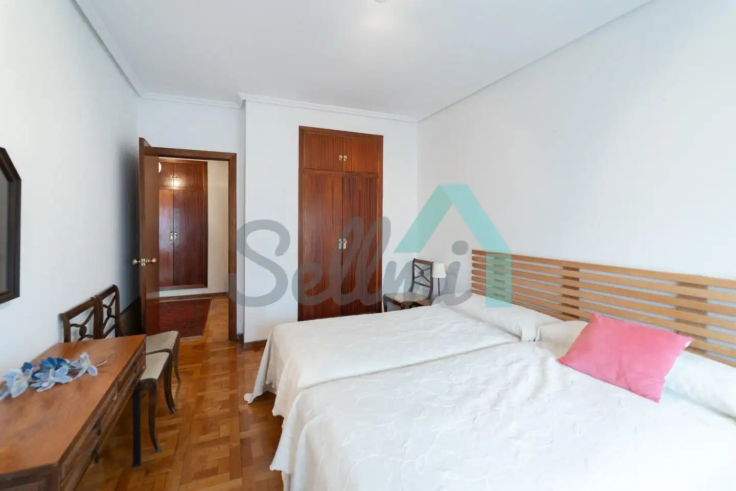 Habitación de Piso en venta en Oviedo  con Calefacción, Parquet y Terraza