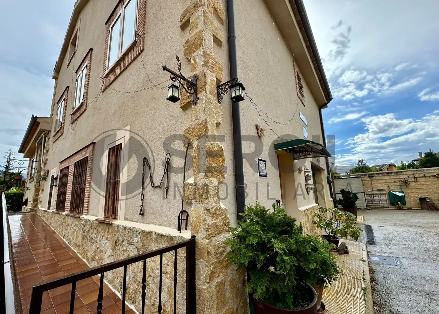 Vista exterior de Casa o chalet en venta en Prádena con Calefacción y Jardín privado