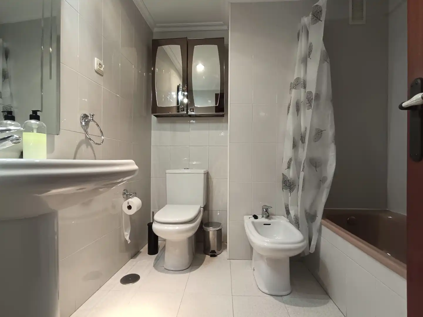 Badezimmer von Wohnung zur Miete in Gijón  mit Heizung, Abstellraum und Möbliert