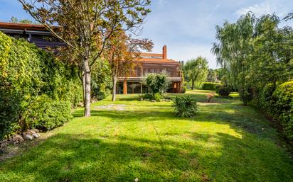 Garden of Single-family semi-detached for sale in  Madrid Capital  with Air Conditioner, Terrace and Swimming Pool