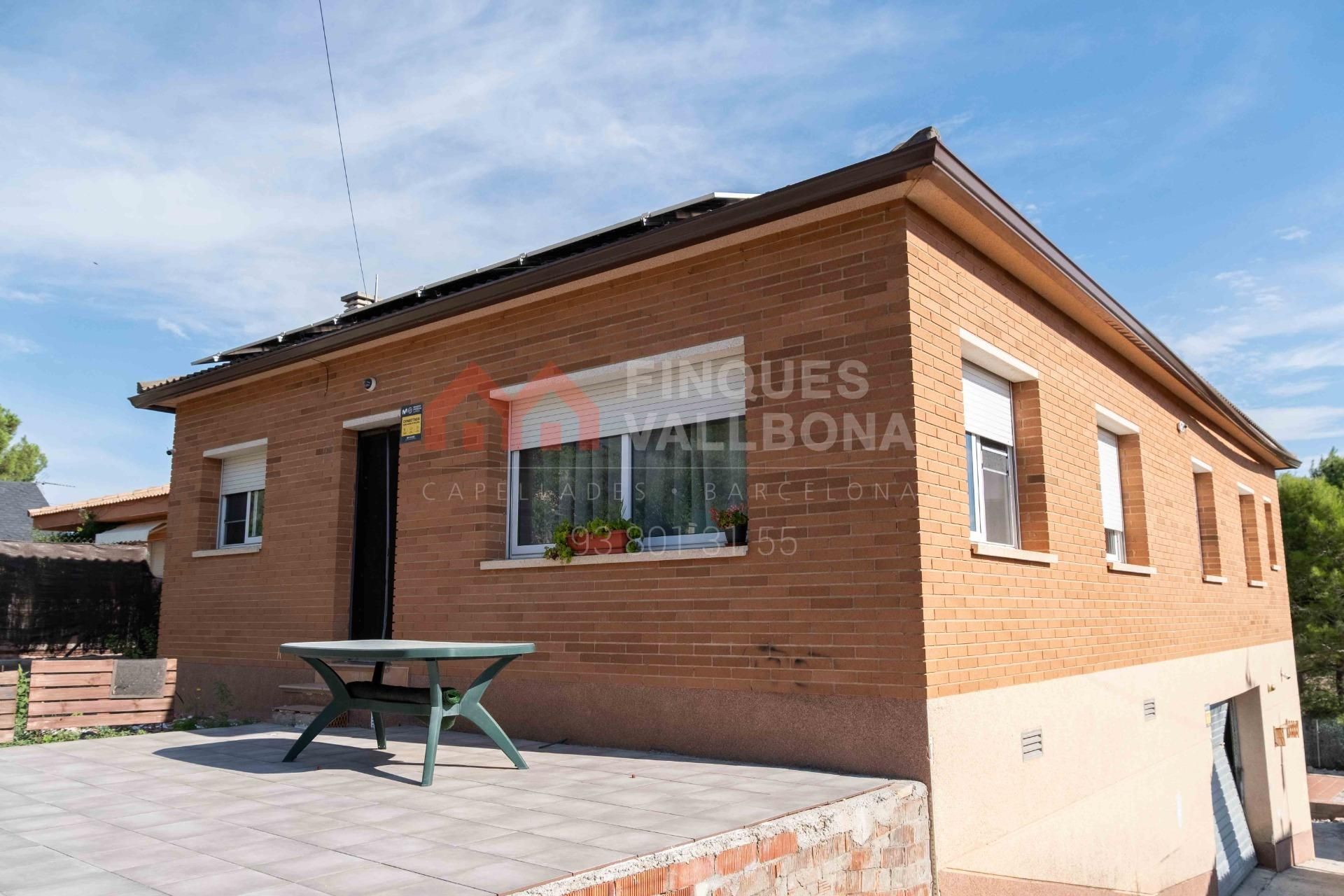 Vista exterior de Casa o chalet en venta en La Torre de Claramunt con Calefacción y Piscina