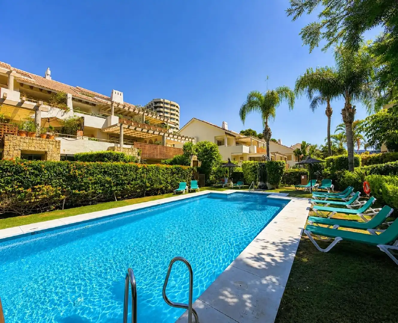 Vista exterior de Apartament en venda en Marbella amb Aire condicionat, Jardí privat i Terrassa