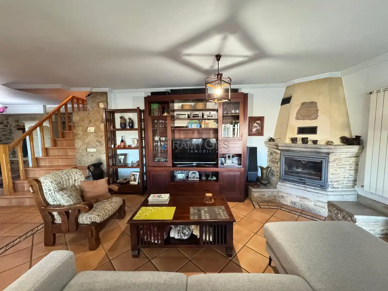 Sala d'estar de Casa o xalet en venda en Redondela amb Calefacció, Jardí privat i Terrassa