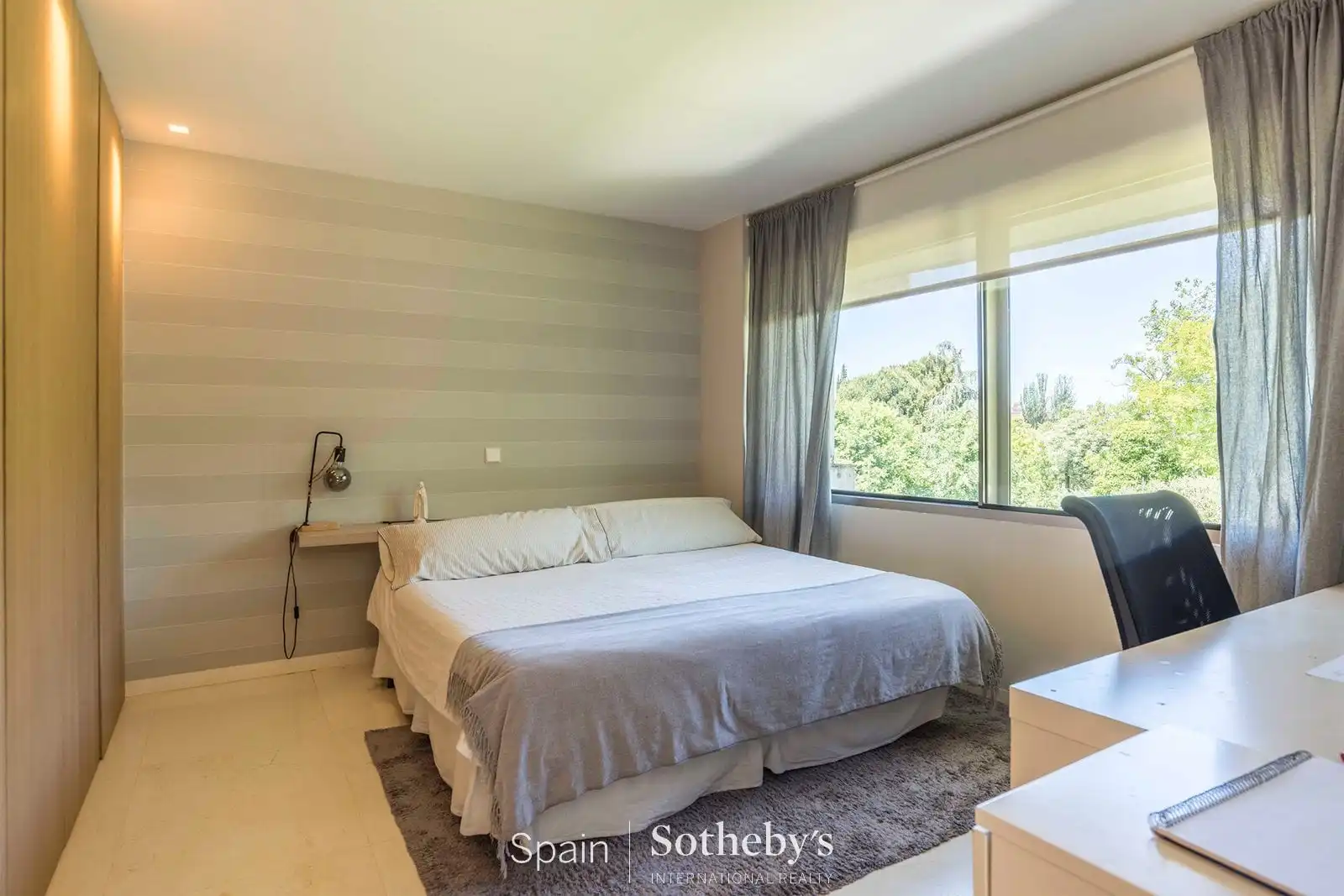 Habitación de Casa adosada en venta en Madrid con Aire acondicionado, Calefacción y Jardín privado