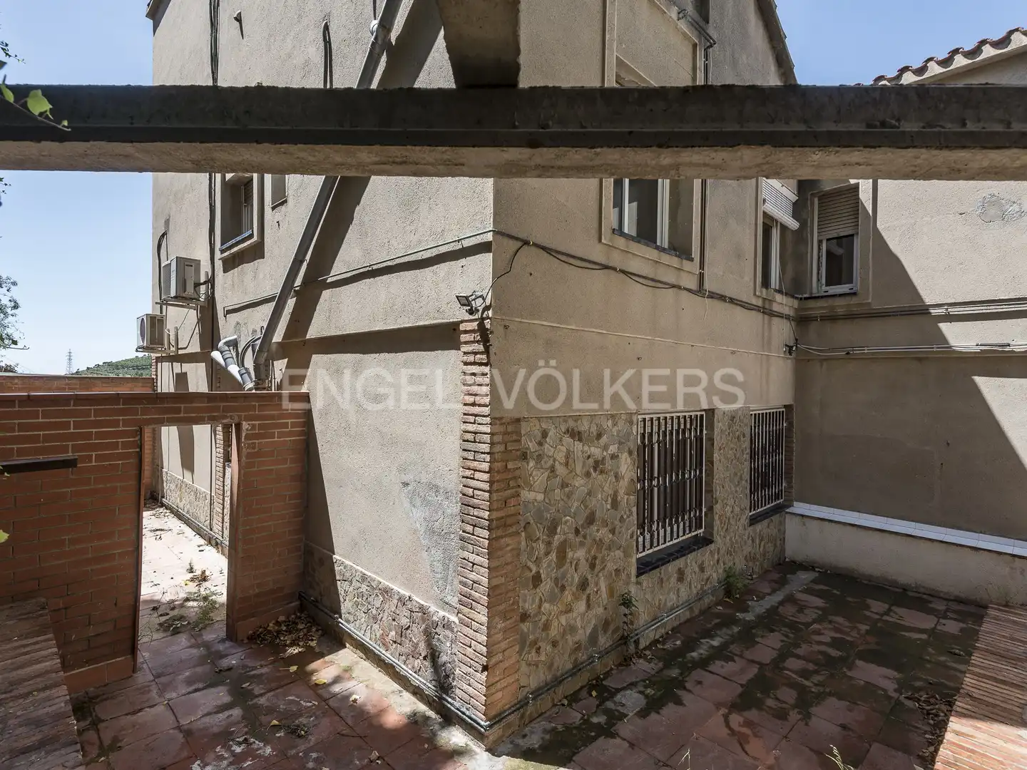 Vista exterior de Casa o xalet en venda en Barcelona amb Calefacció, Terrassa i Piscina