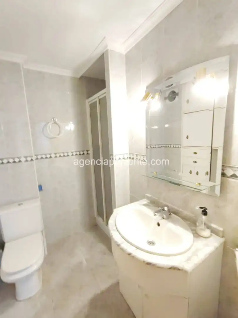 Bany de Apartament de lloguer en Benidorm amb Aire condicionat, Calefacció i Terrassa