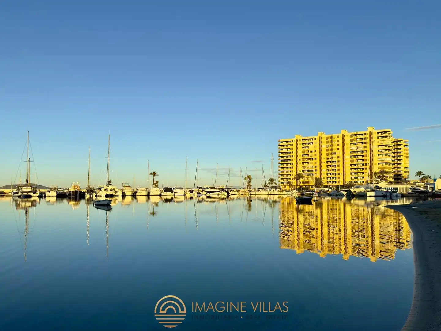 Vista exterior de Àtic en venda en La Manga del Mar Menor amb Terrassa, Traster i Piscina comunitària
