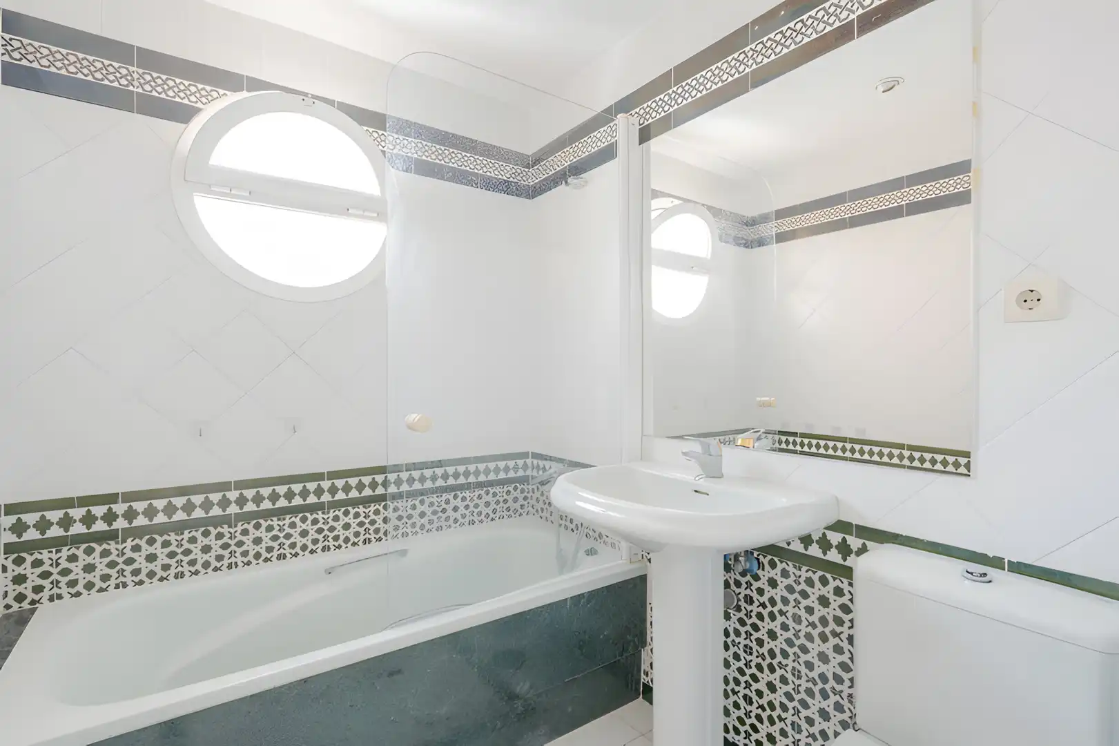 Badezimmer von Einfamilien-Reihenhaus zum Verkauf in Estepona mit Klimaanlage, Privatgarten und Terrasse