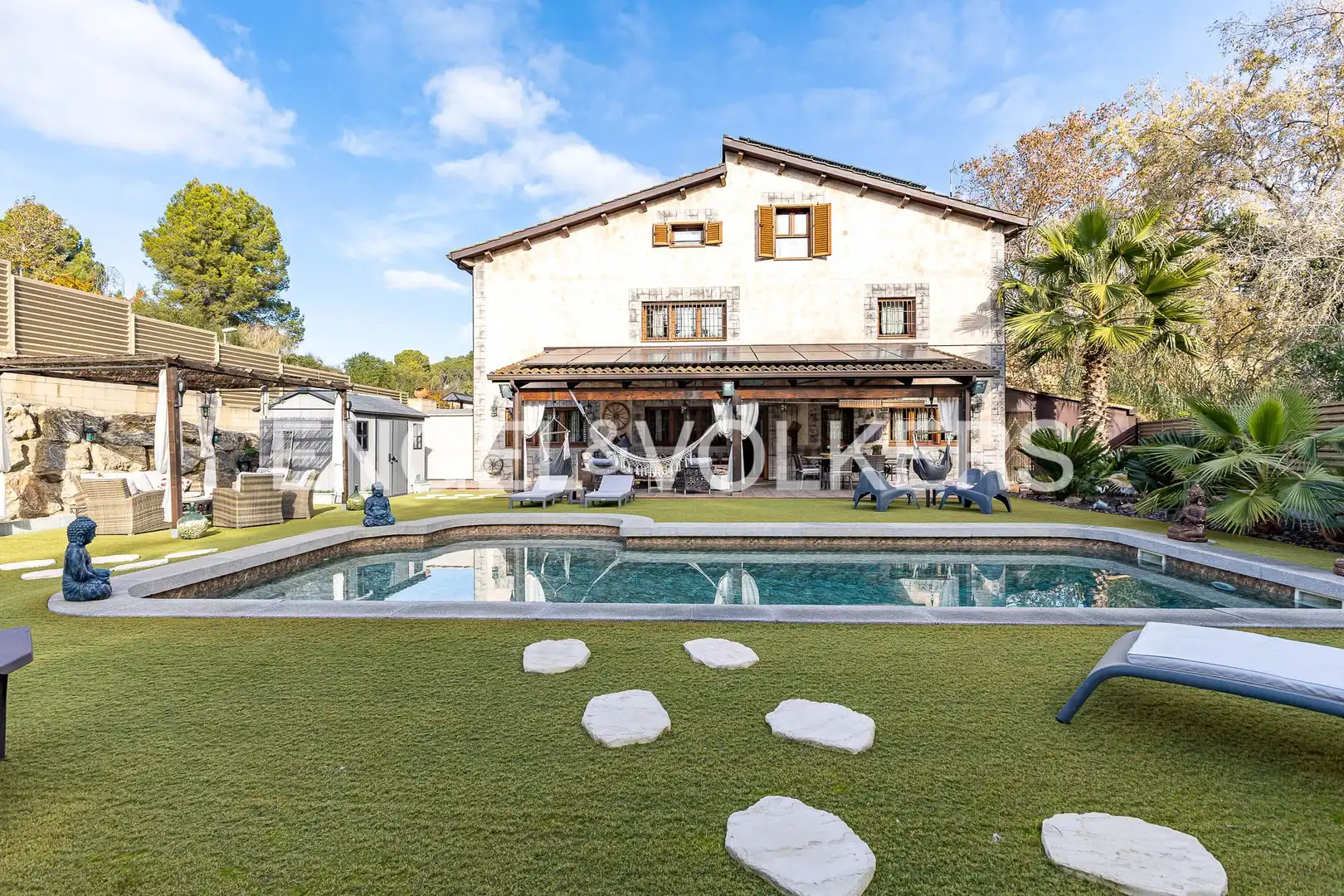 Vista exterior de Casa o xalet en venda en Rubí amb Calefacció, Jardí privat i Piscina