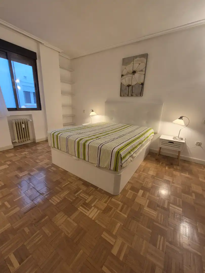 Schlafzimmer von Wohnung zur Miete in Madrid mit Klimaanlage, Heizung und Möbliert