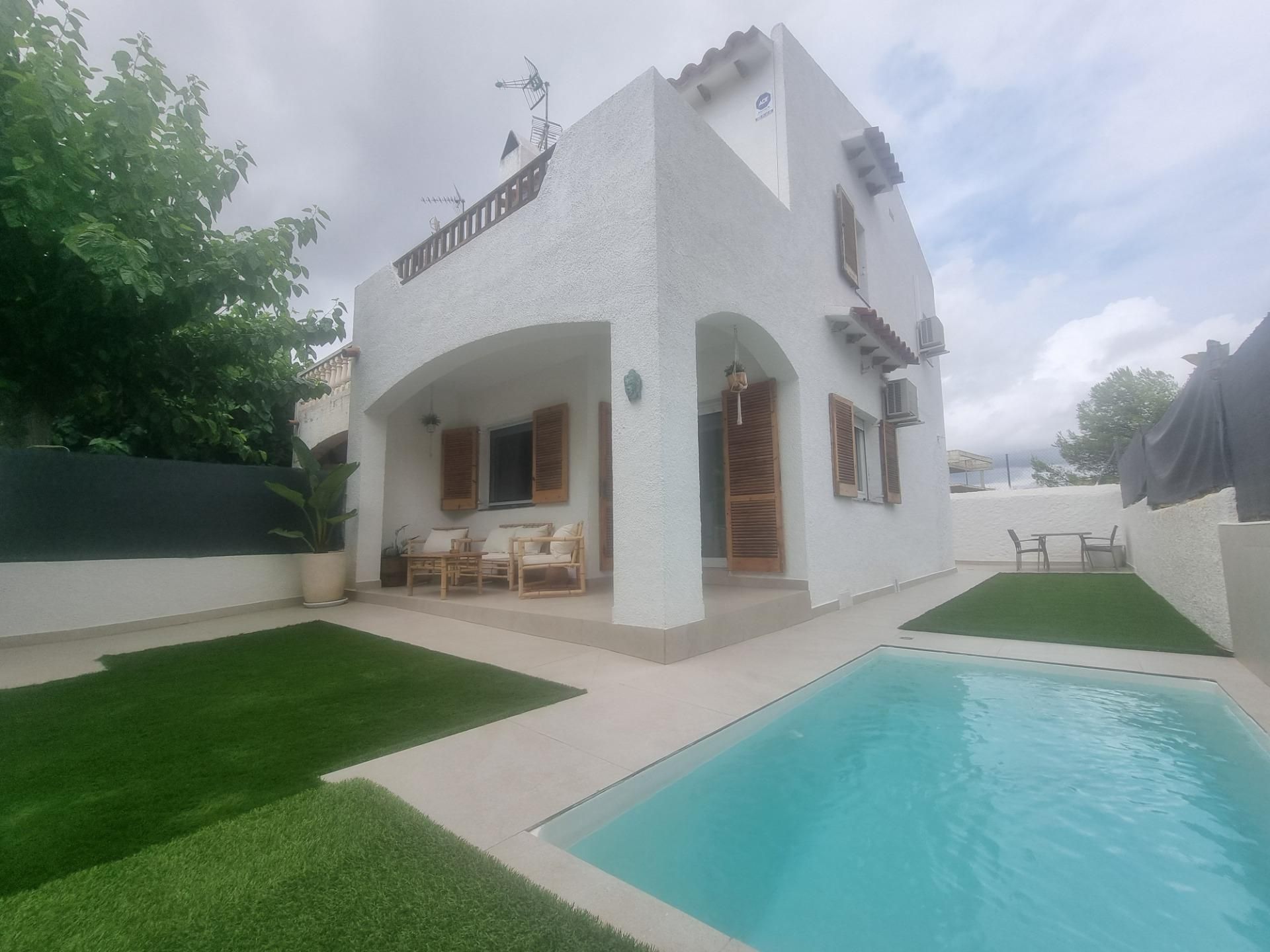 Vista exterior de Casa adosada en venda en Creixell amb Aire condicionat, Jardí privat i Terrassa