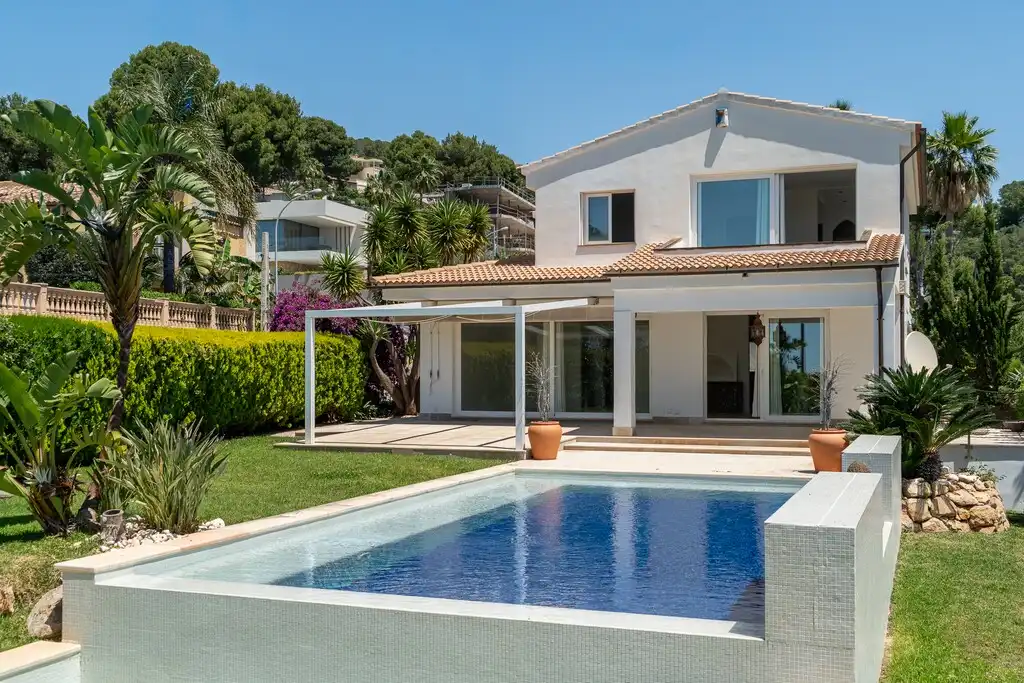 Vista exterior de Casa o xalet en venda en Calvià amb Aire condicionat, Jardí privat i Terrassa
