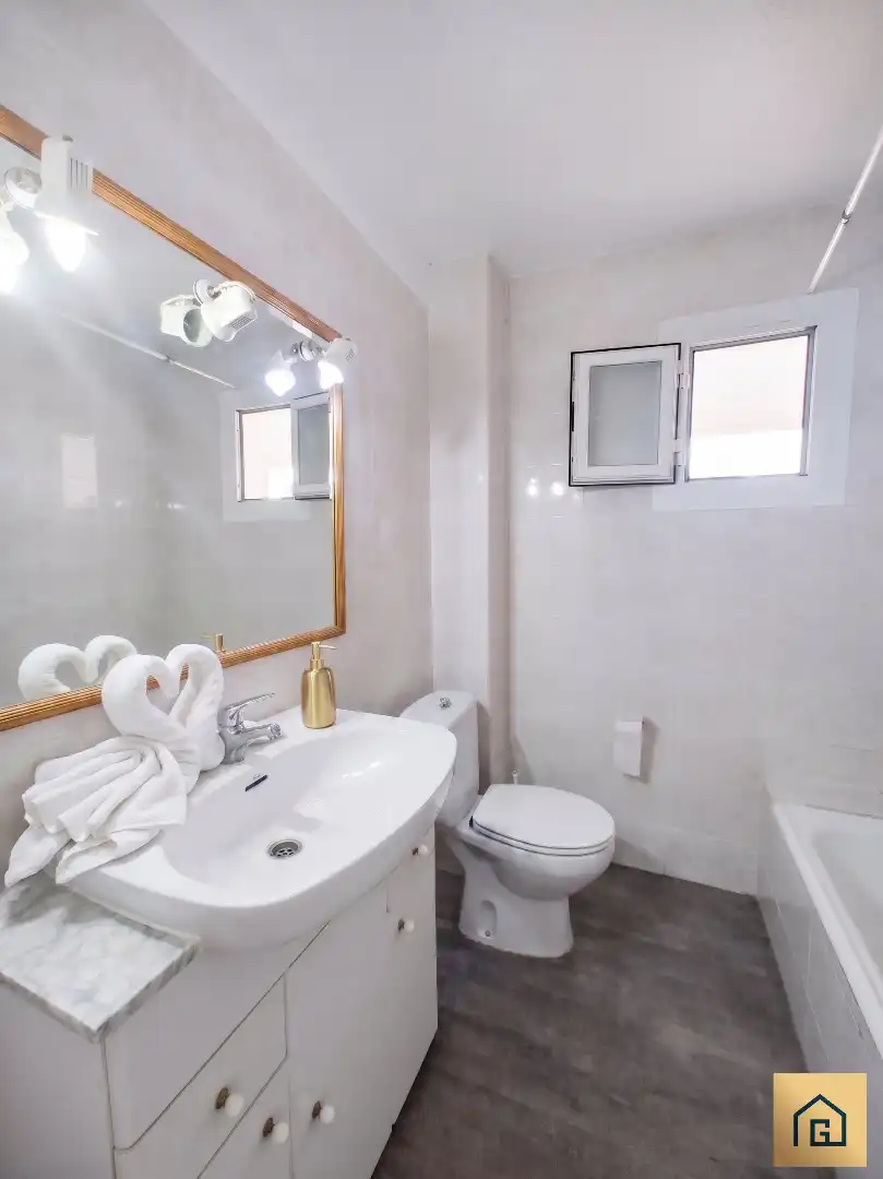Baño de Piso en venta en Benidorm con Terraza, Amueblado y Alarma