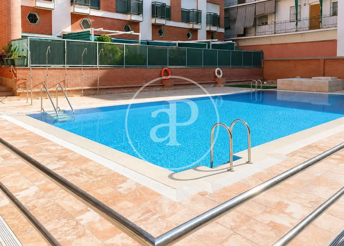 Piscina de Pis en venda en Madrid amb Aire condicionat, Calefacció i Jardí privat