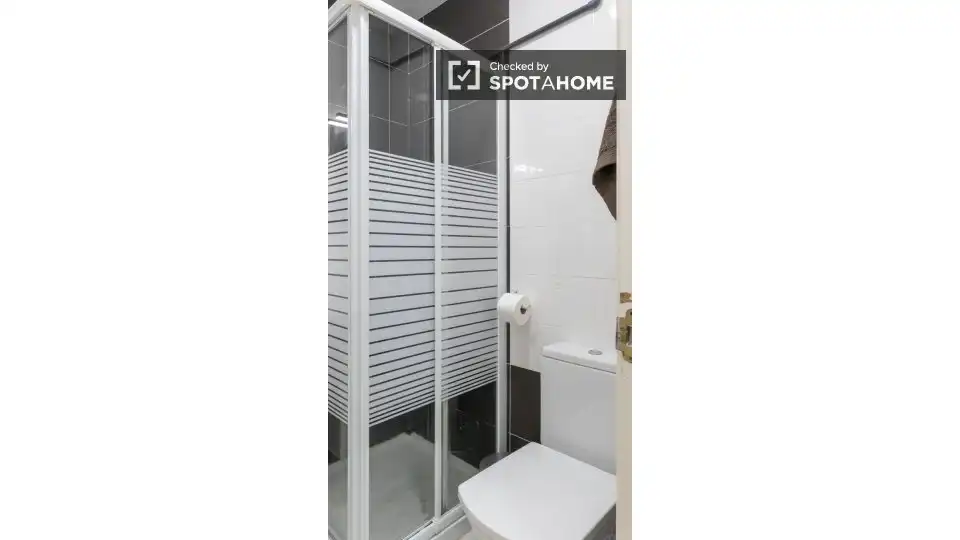 Baño de Apartamento para compartir en Madrid con Aire acondicionado, Calefacción y Terraza