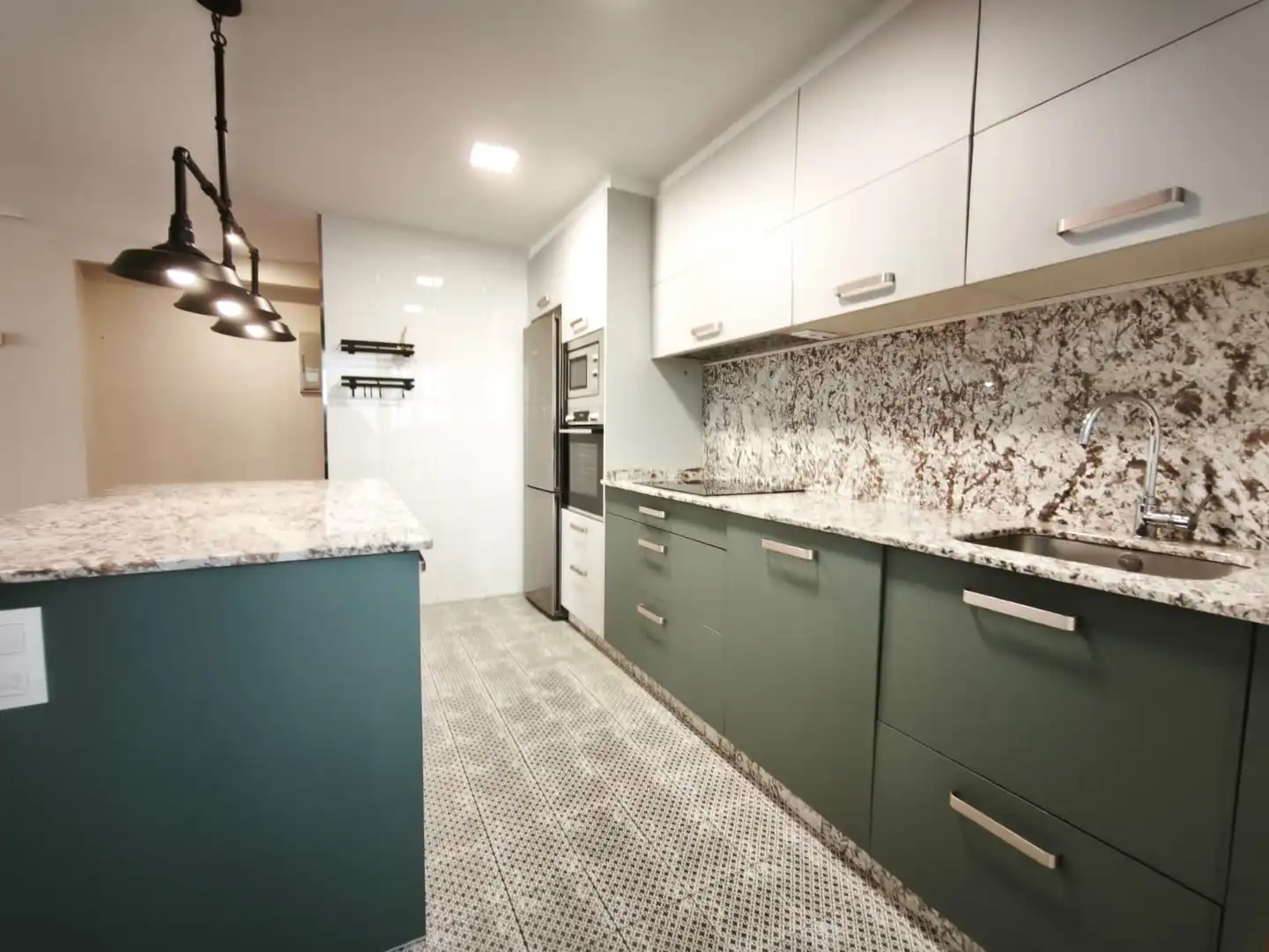 Cocina de Piso de alquiler en Vigo  con Calefacción, Parquet y Horno