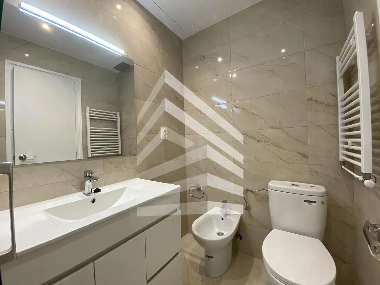 Badezimmer von Wohnung zum Verkauf in Barcelona mit Klimaanlage und Heizung