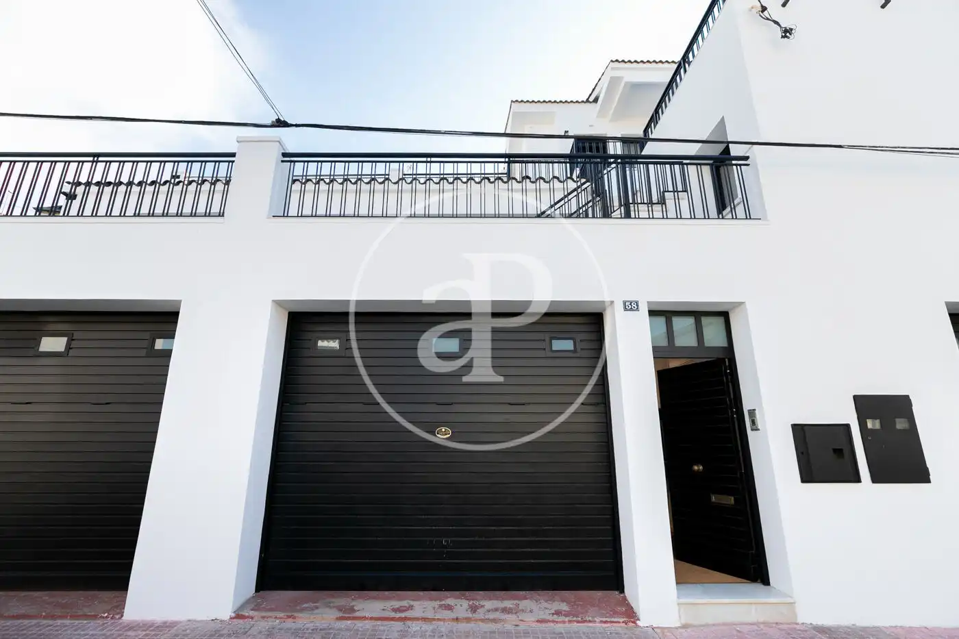 Vista exterior de Casa o xalet en venda en Esplugues de Llobregat amb Calefacció, Jardí privat i Terrassa