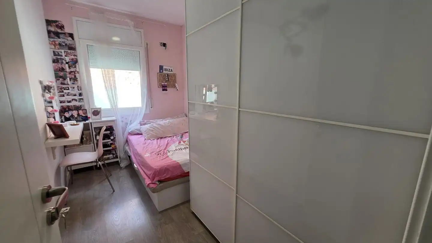 Bedroom of Houses for share in Terrassa  with Furnished, Oven and Washing machine