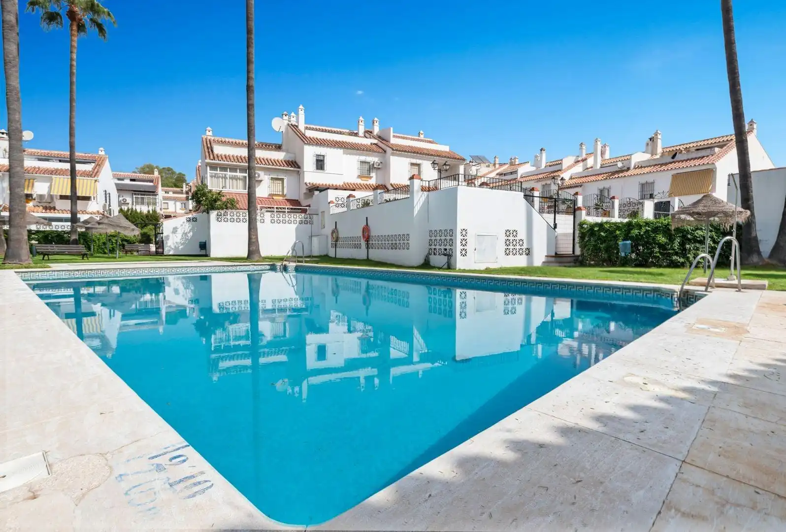 Piscina de Casa adosada en venda en Torremolinos amb Aire condicionat, Terrassa i Piscina comunitària