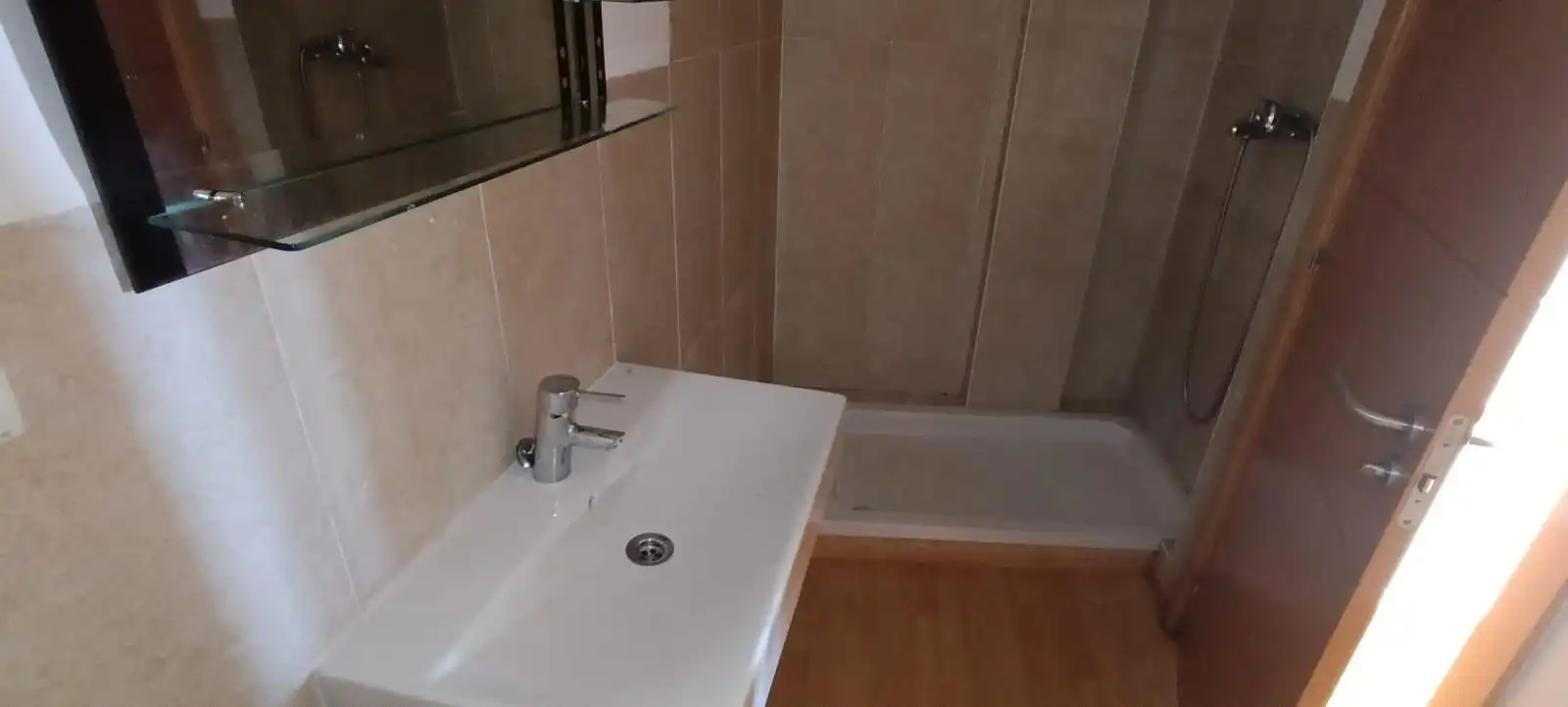 Badezimmer von Dachboden zum Verkauf in L'Ampolla mit Terrasse und Balkon