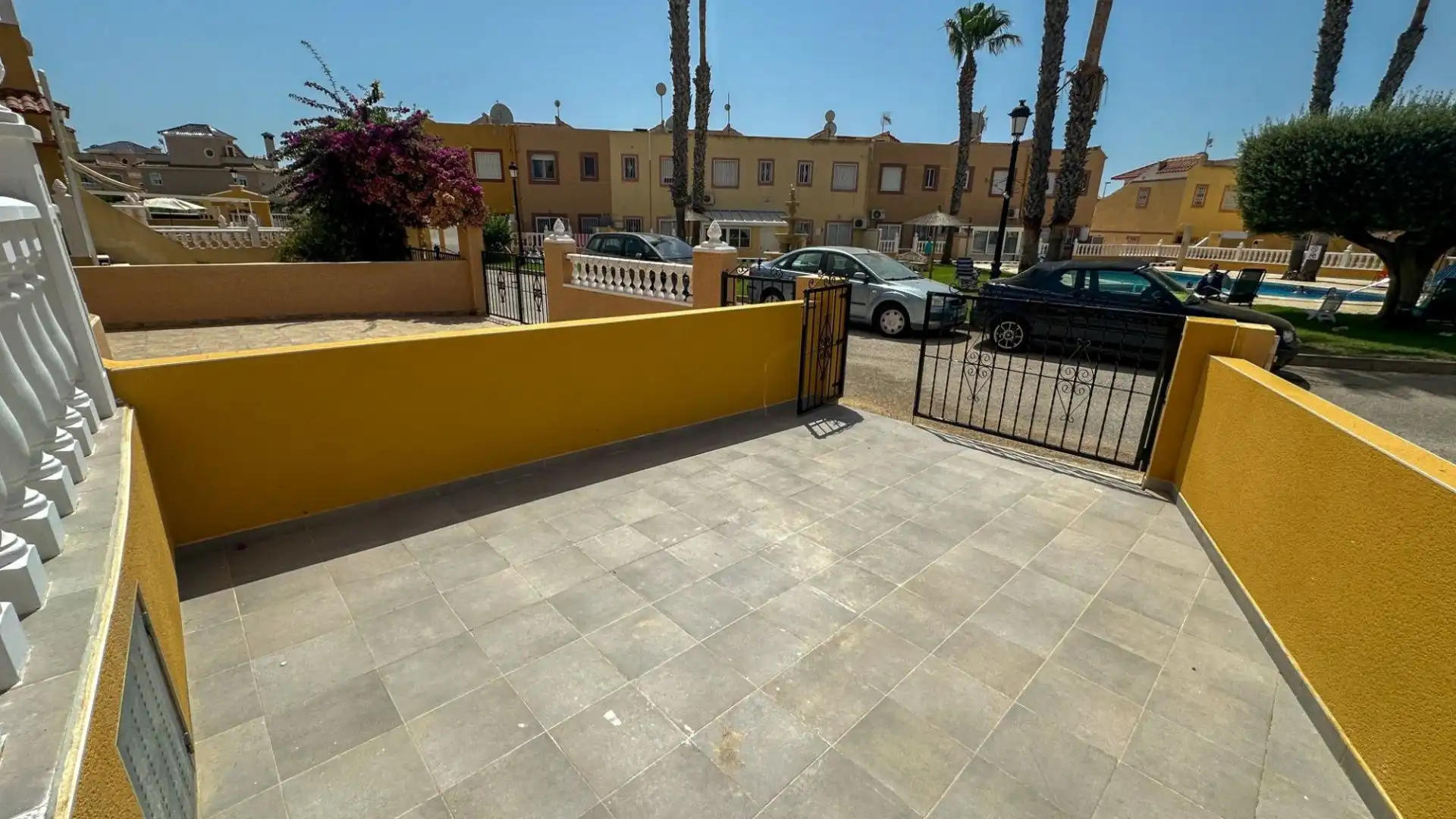 Vista exterior de Casa adosada en venda en Orihuela amb Aire condicionat, Terrassa i Moblat