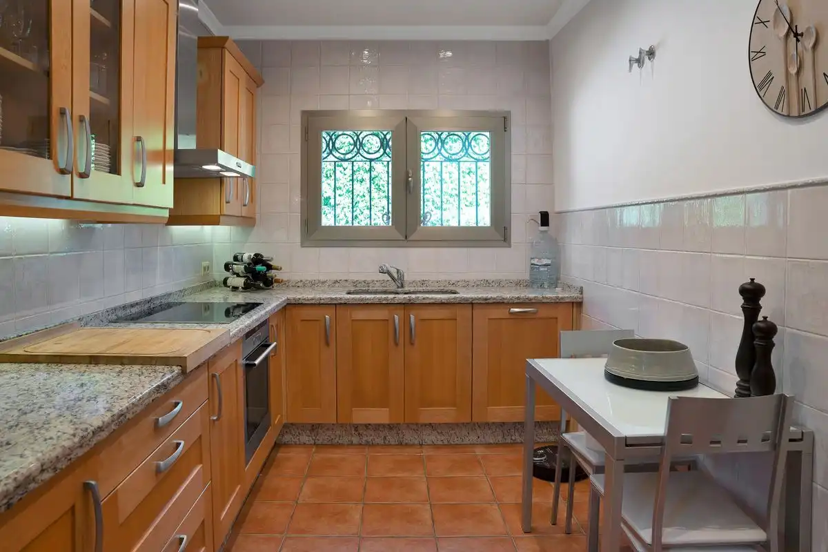 Cuina de Casa o xalet en venda en Marbella amb Aire condicionat, Calefacció i Jardí privat