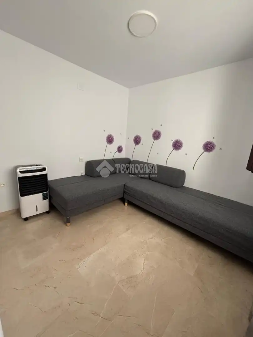 Sala d'estar de Casa adosada en venda en Alcalá de Guadaira amb Aire condicionat i Terrassa