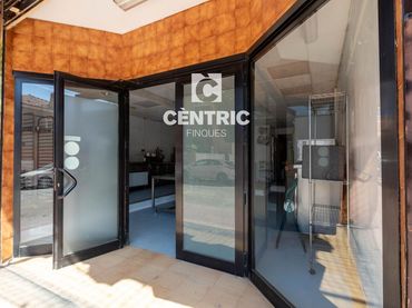 Locale commerciale in affitto a Centre - Sant Oleguer