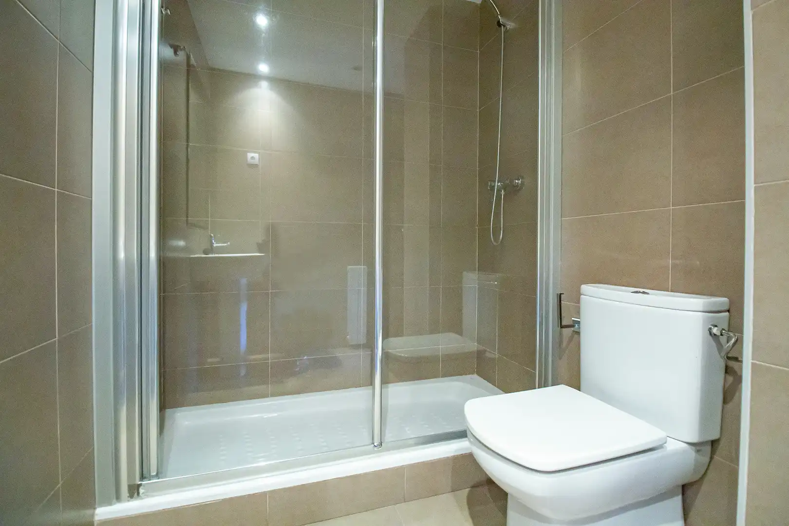 Baño de Piso de alquiler en Madrid con Terraza, Se aceptan mascotas y Piscina comunitaria