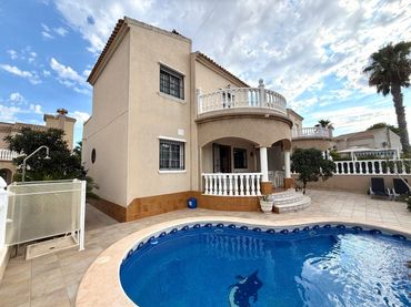 Xalet amb piscina en venda a Villamartín