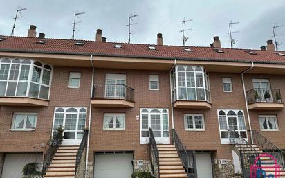 Vista exterior de Casa adosada en venda en San Andrés del Rabanedo amb Calefacció, Jardí privat i Alarma