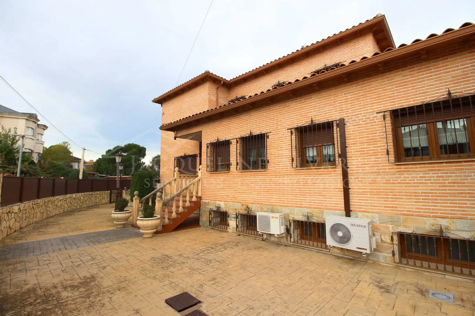 Vista exterior de Casa o xalet en venda en Yeles amb Calefacció, Jardí privat i Piscina