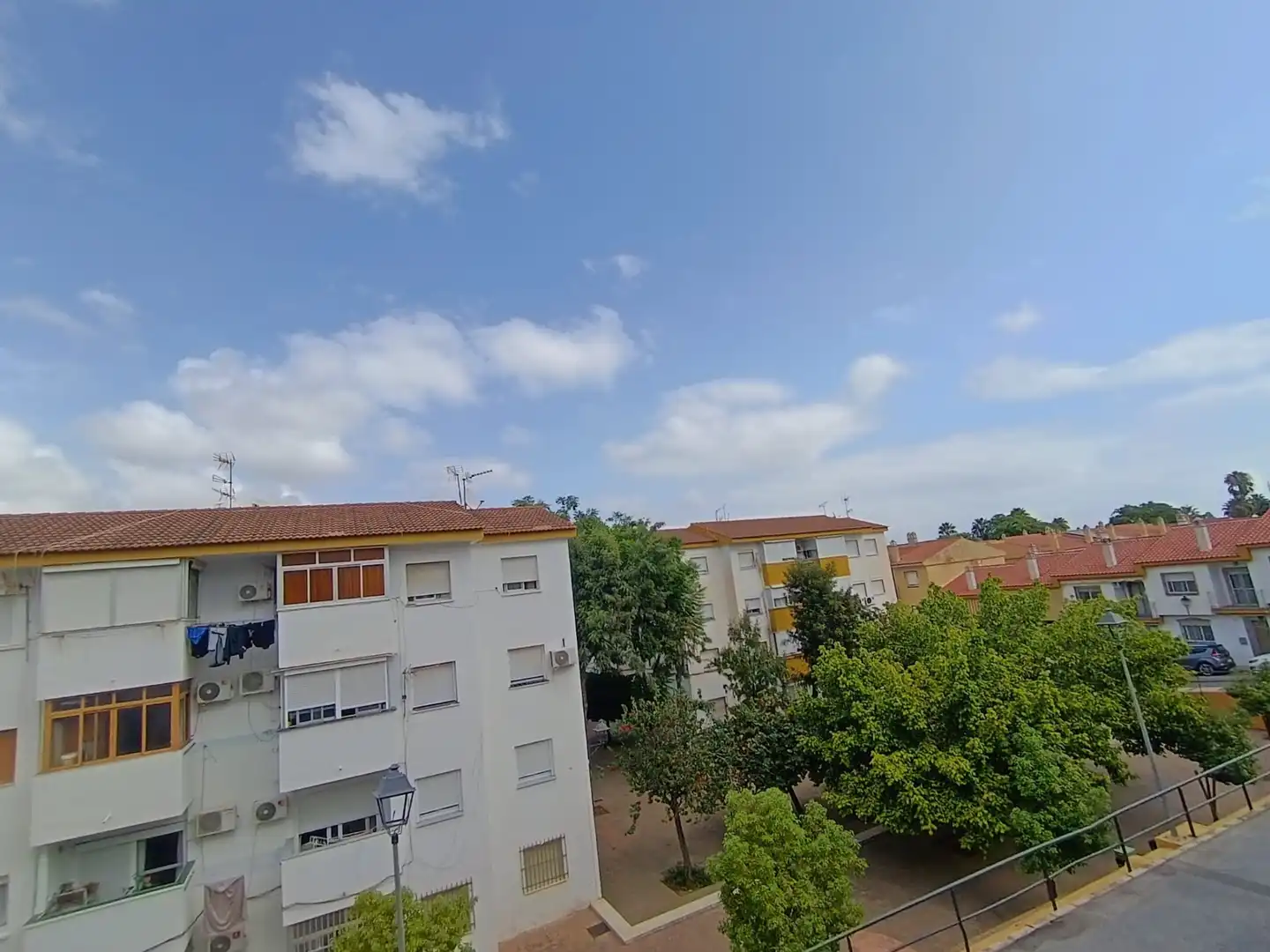 Vista exterior de Casa adosada en venta en Alhaurín de la Torre con Terraza, Balcón y Alarma