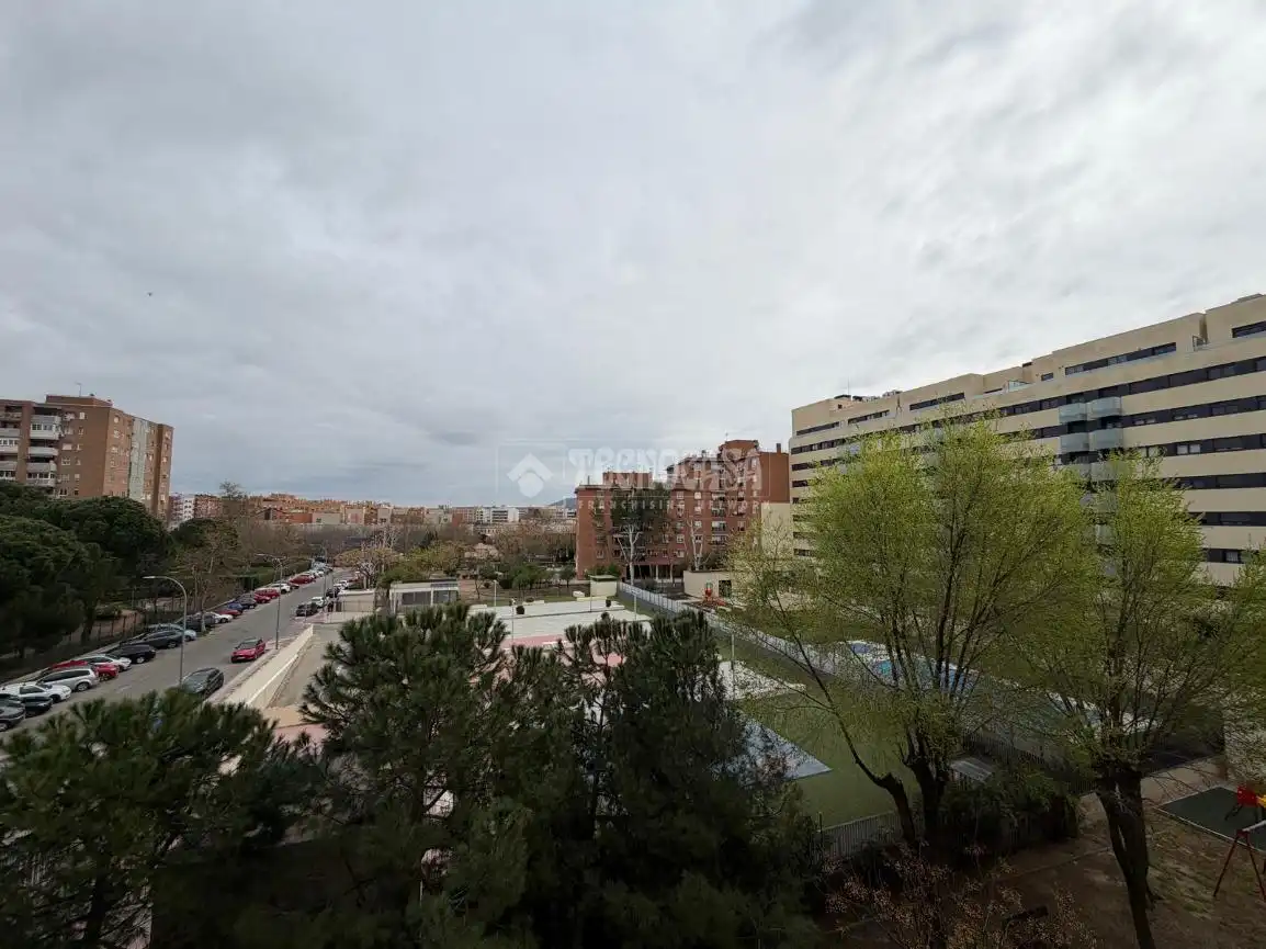Vista exterior de Piso en venta en Torrejón de Ardoz con Terraza y Piscina comunitaria