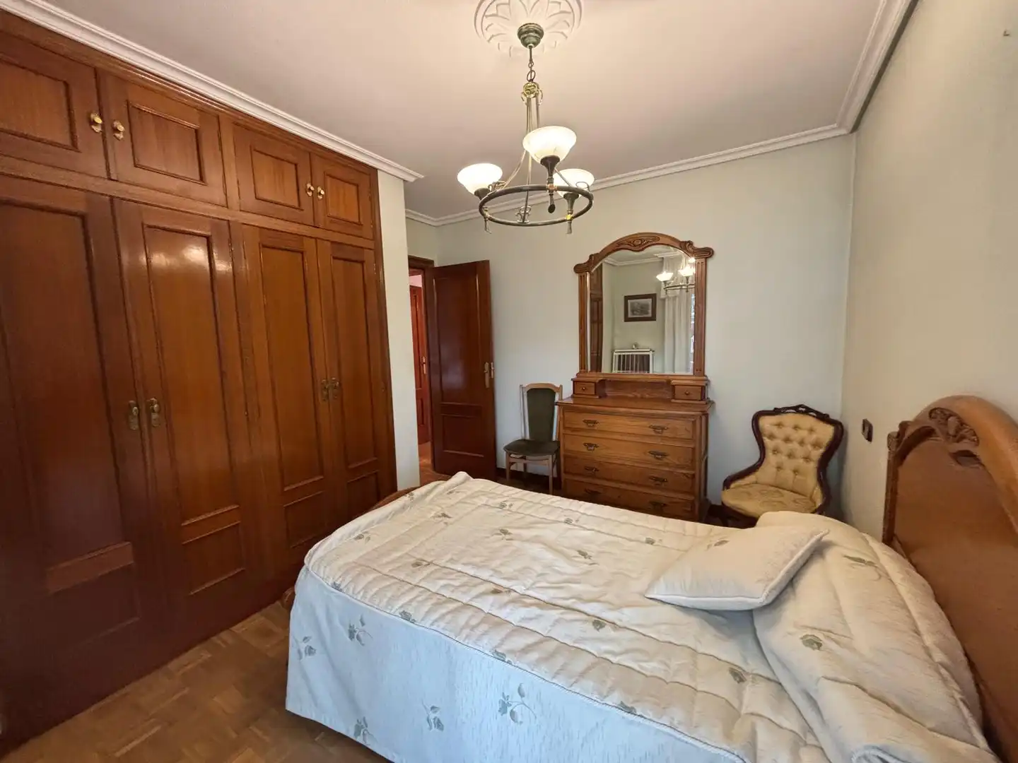 Habitación de Piso de alquiler en  Pamplona / Iruña con Calefacción, Parquet y Amueblado