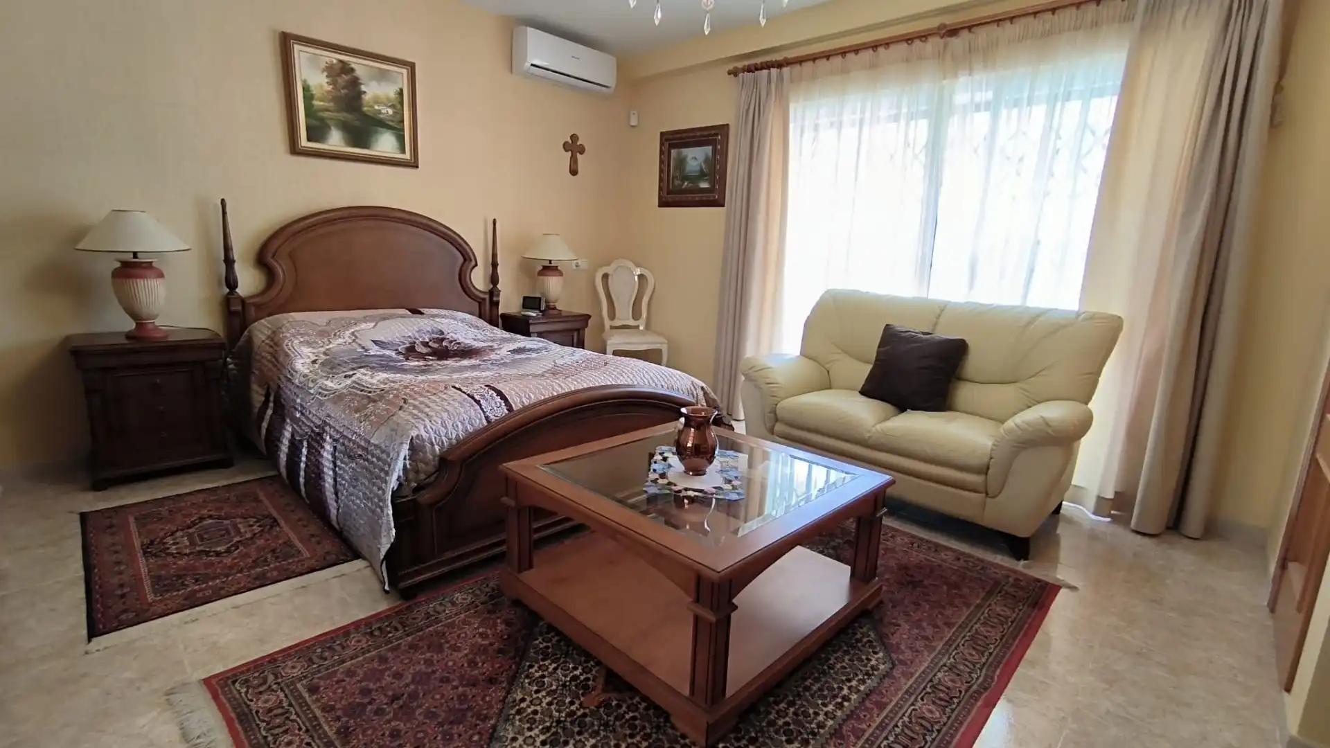 Sala d'estar de Casa o xalet en venda en L'Alfàs del Pi amb Aire condicionat, Calefacció i Jardí privat