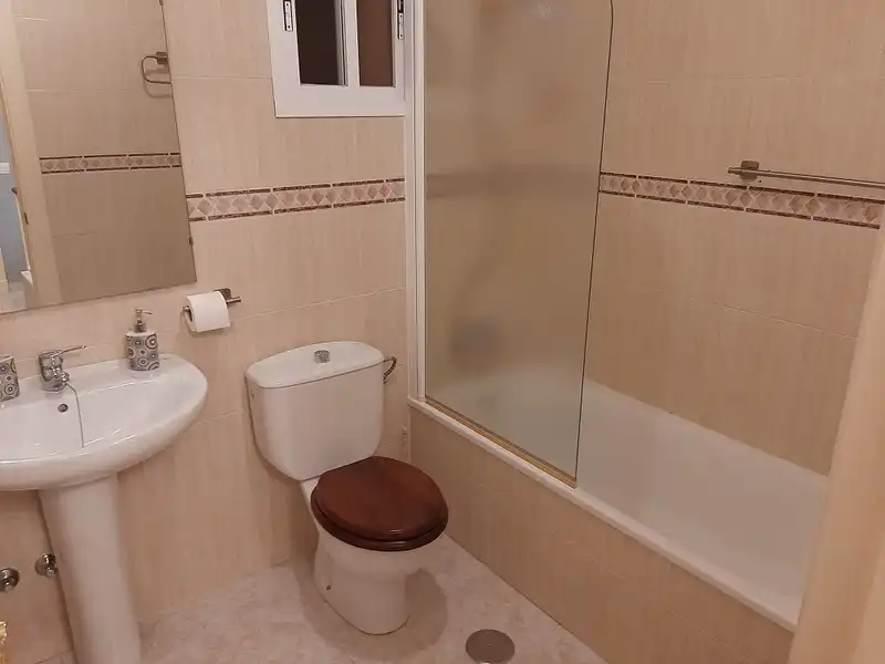 Badezimmer von Haus oder Chalet zum Verkauf in Los Barrios mit Klimaanlage, Heizung und Terrasse