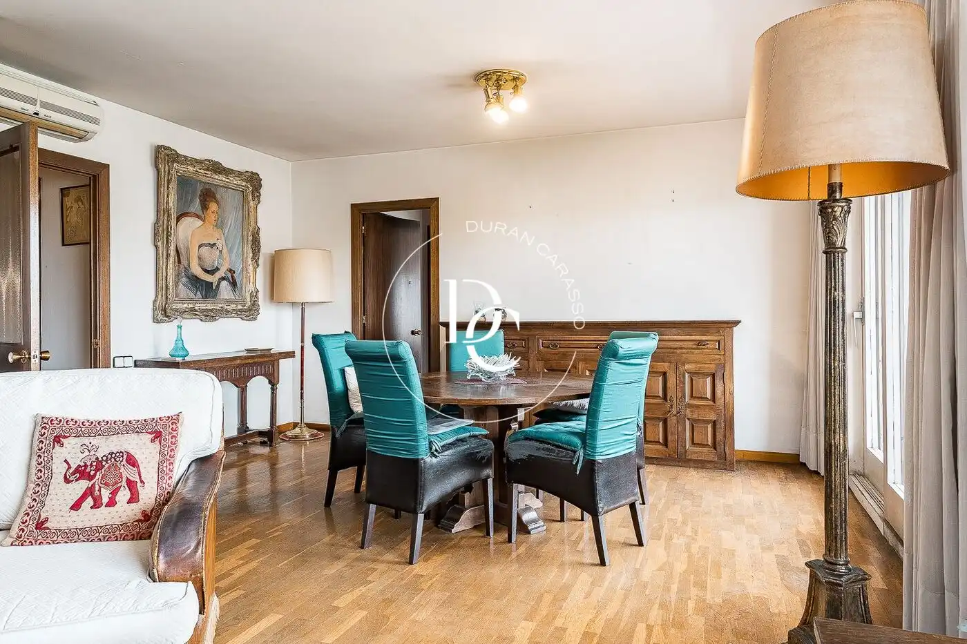 Comedor de Piso en venta en Barcelona con Calefacción y Balcón