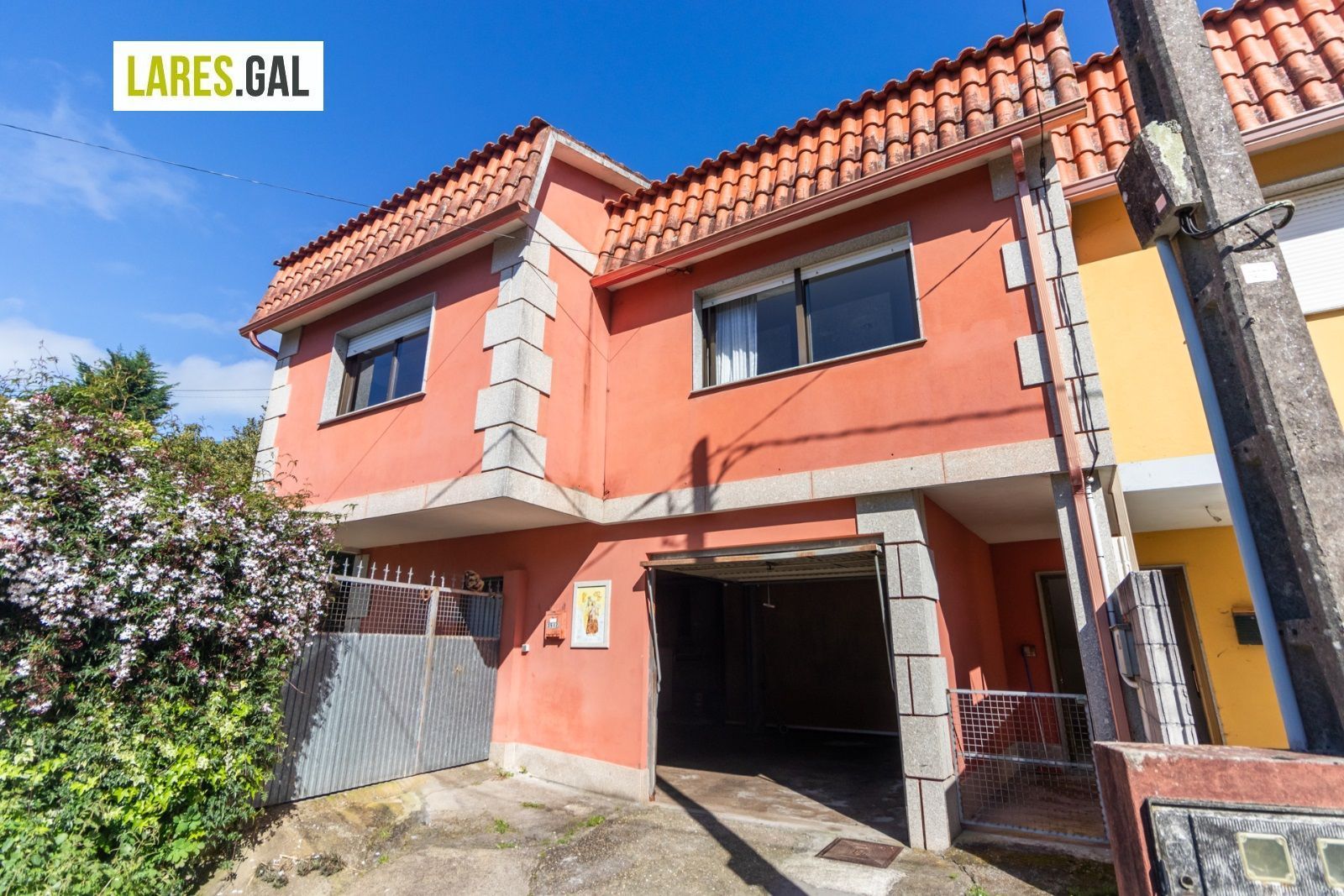 Vista exterior de Casa adosada en venda en Cangas  amb Calefacció i Moblat