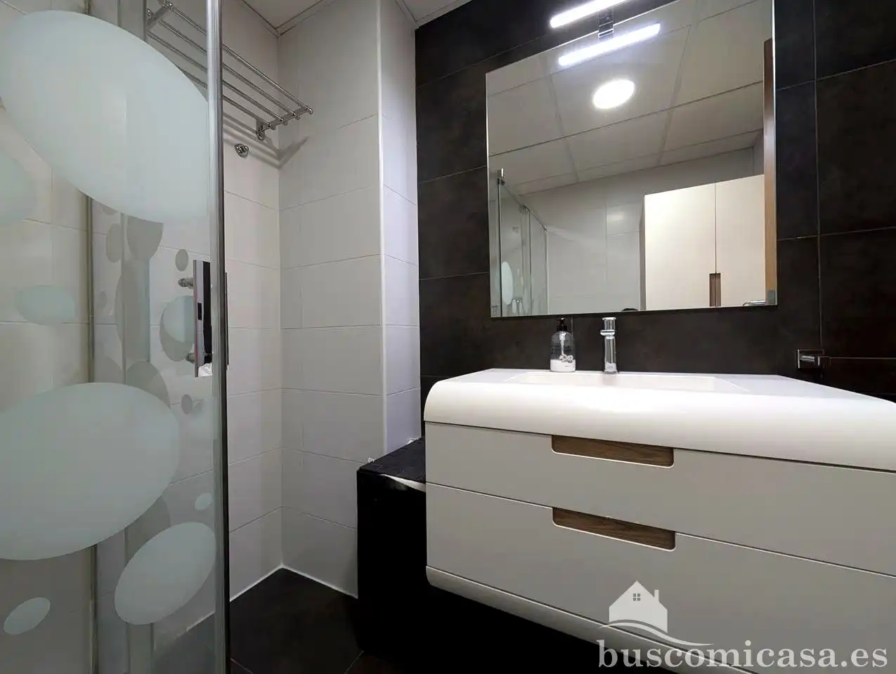 Baño de Piso de alquiler en Linares con Aire acondicionado, Terraza y Amueblado