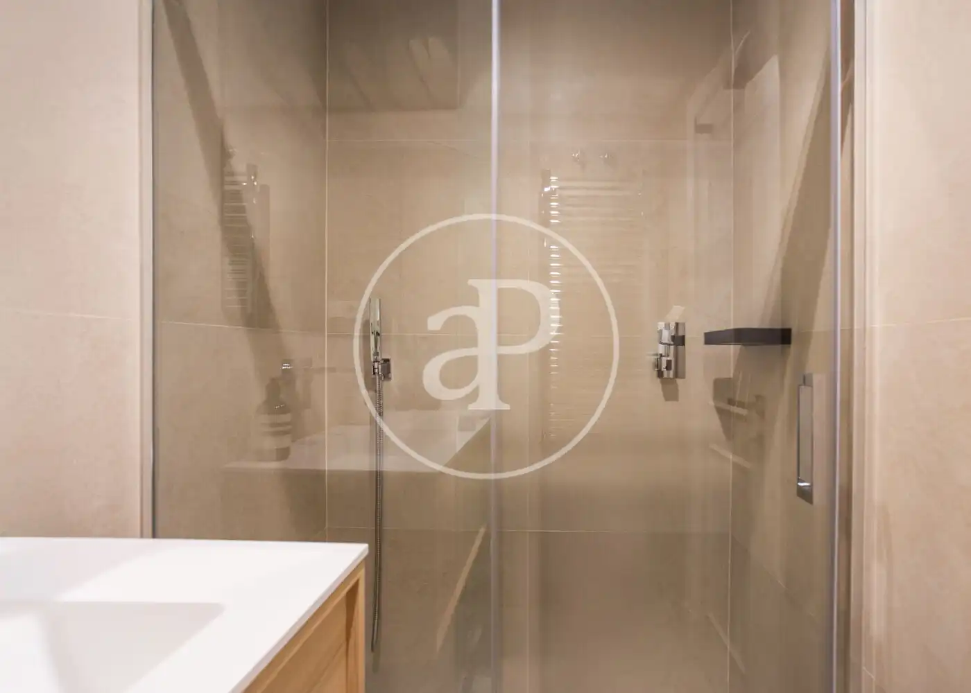 Bathroom of Flat for rent in Madrid  with Air Conditioner, Heating and Furnished