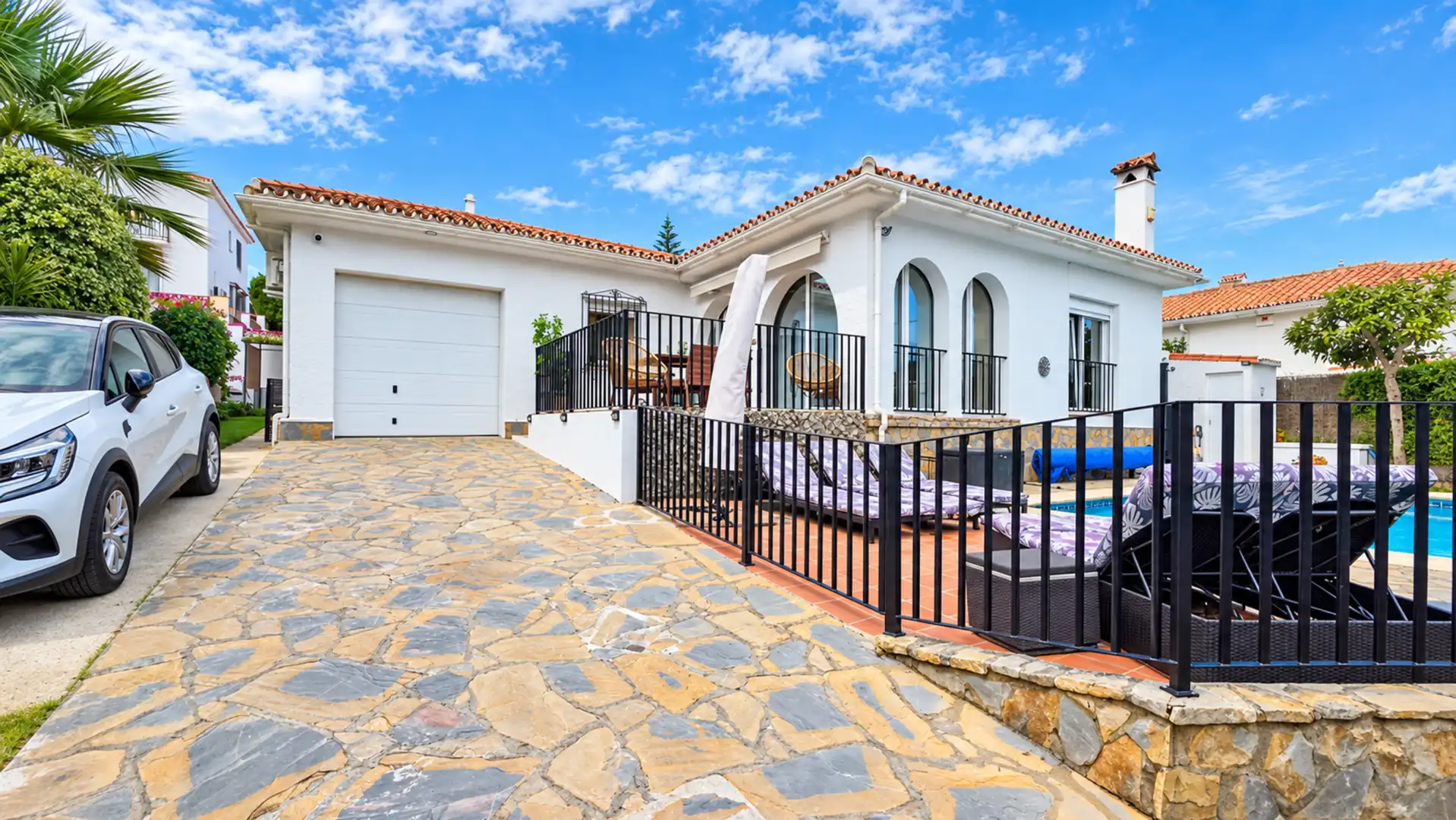 Exterior view of Houses for sale in La Duquesa