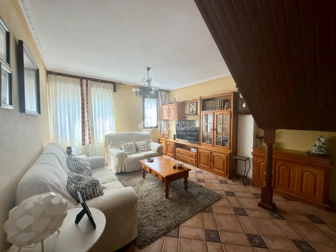 Wohnzimmer von Einfamilien-Reihenhaus zum Verkauf in Camargo