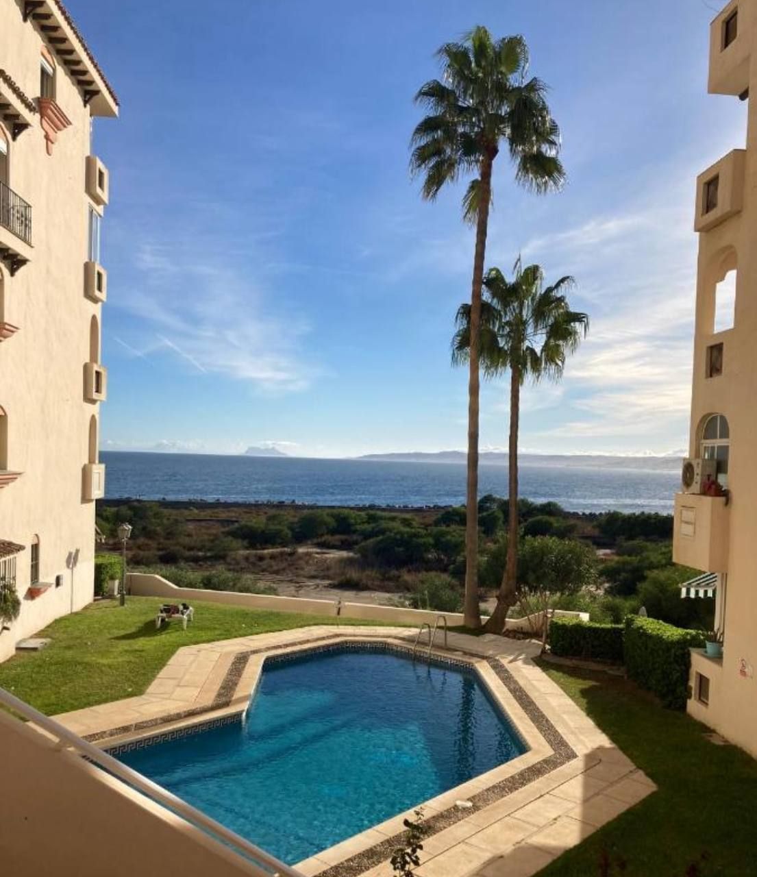 Vista exterior de Apartament de lloguer en Estepona amb Calefacció i Piscina comunitària
