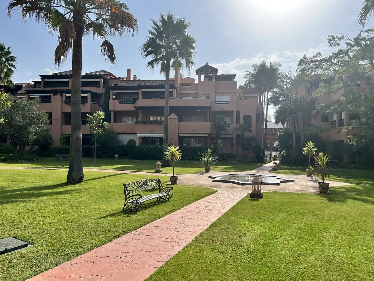 Vista exterior de Apartament de lloguer en Estepona amb Aire condicionat, Moblat i Balcó